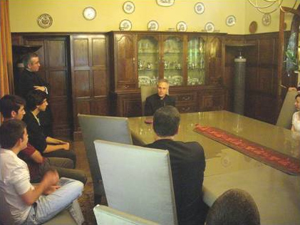 Mons. Romá Casanova, obispo de Vic, se dirige a los jóvenes y señoritas del Regnum Christi. A la izquierda, se encuentra el P. Javier Oseguera, L.C.