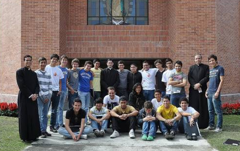 Participantes en el 6º Cursillo nacional de jóvenes del Regnum Christi de Colombia. En la foto, aparecen el H. Andrés Villarreal, L.C. (izquierda), el P. Jorge Obregón, L.C. (centro), y el P. Claudio García, L.C. (derecha).