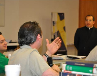 Uno de los señores hace una pregunta al P. Juan Antonio Torres sobre la evangelización en la empresa.