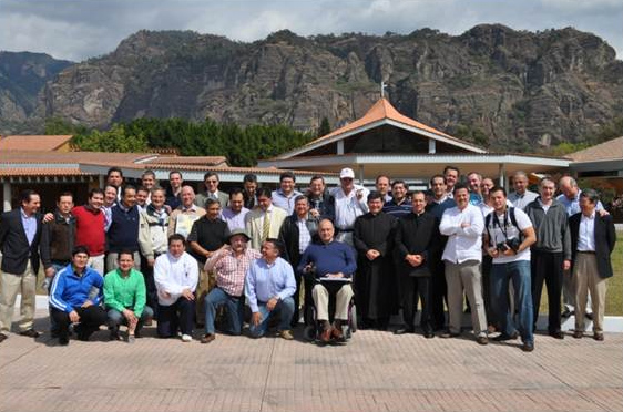 Foto de grupo de los participantes en el cursillo, acompañados por el P. Luis Gerardo Fernández (izquierda) y el P. Juan Antonio Torres.