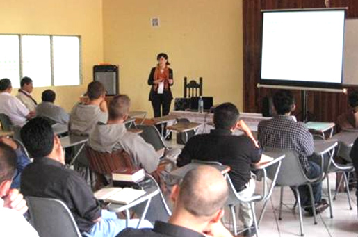 La psicóloga Claudia Tarasco en una de las conferencias.