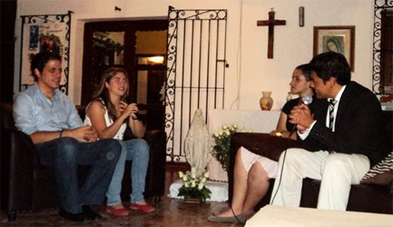 Una charla con los colaboradores del Regnum Christi durante el café vocacional.