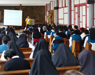 Religiosas en el seminario interdiocesano de Xalapa durante el congreso del Instituto DAR.