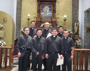 El P. Rafael Jácome, L.C. con los seminaristas que parten hacia el Pontificio Colegio Internacional Maria Mater Ecclesiae.