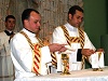 Os di&aacute;conos Andr&eacute; Delvaux e Gessione da Cunha preparam o altar.