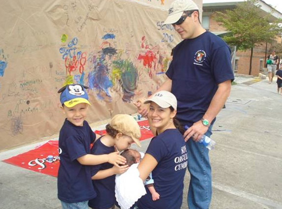 La familia Calle Romero, participando del aniversario del Colegio Cumbres, donde estudian dos de sus hijos.