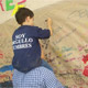 Un alumno del colegio escribe en el muro del recuerdo.