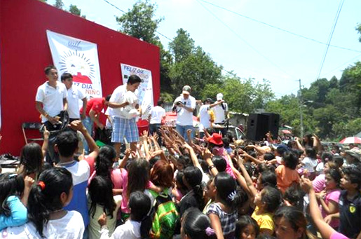 Mediante dinámicas y concursos, todos los niños fueron recibiendo sus premios y regalos.