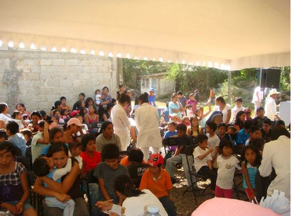Un grupo de estudiantes de la facultad de odontología apoyaron en la aplicación de flúor a los niños.