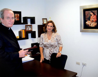 El P. Rodolfo Mayagoitia, L.C., conversa con Diana Ramos de Lobo, directora nacional del apostolado Virgen Peregrina de la Familia.