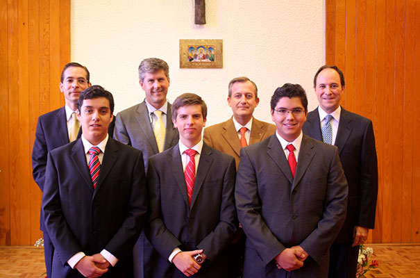 Algunos miembros del bienio de formación, después de la ceremonia de inicio. Abajo: Juan Pablo Vázquez, Adríán González y Alfredo Rodríguez. Arriba: Jesús Torres, Héctor Bracho, Jorge López y Diego de Robina.