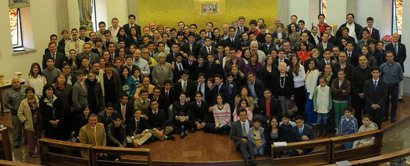 Los nuevos miembros del Centro Estudiantil de México con sus familias después de la misa de inicio del curso escolar el pasado mes de agosto.
