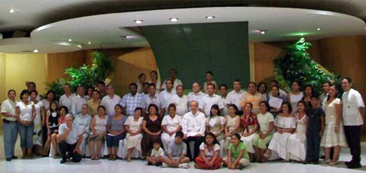 Los participantes en el curso sobre “Doctrina Social de la Iglesia” rodean a Mons. Felipe Aguirre Franco, arzobispo de Acapulco.