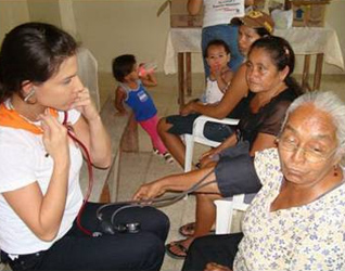 Brigadas de salud desarrolladas durante las misiones de Semana Santa, con el apoyo de médicos voluntarios.