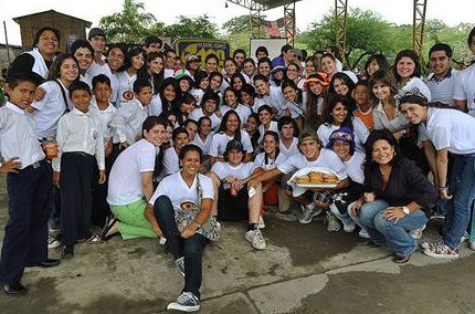 Voluntarios participantes en el primer Macro-evento organizado por Soñar Despierto de Guayaquil, Ecuador.