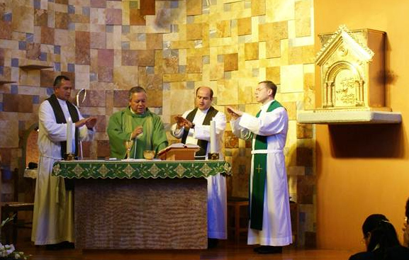 Mons. Víctor Sánchez, arzobispo de Puebla, preside una de las misas de la junta anual. Concelebran con él los P.P. Oswaldo Verdín (izquierda), Juan Antonio Olmos y Daniel Watt, L.L.C.C. (derecha, respectivamente).