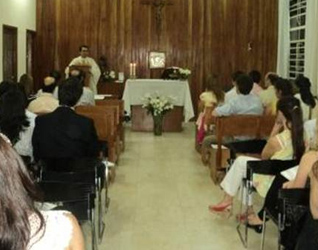 Un momento de la misa con renovaciones matrimoniales, celebrada por el P. Gabriel Guajardo, L.C.