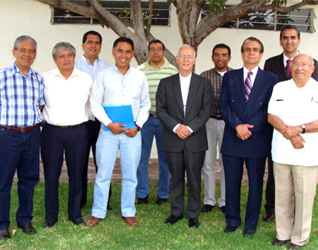 Al centro se encuentra Mons. José Guadalupe Martín Rábago, arzobispo de León, rodeado de algunos de los sacerdotes que participaron en el curso. En la línea de atrás, al final, se encuentra en Mtro. Eduardo Ponce, director de la sede de León del ISEF.