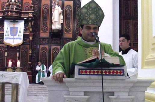 Mons. Rolando Álvarez, obispo de la diócesis, felicitando a los catequistas durante la homilía.