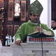 Mons. Rolando &Aacute;lvarez, obispo de la di&oacute;cesis, felicitando a los catequistas durante la homil&iacute;a.