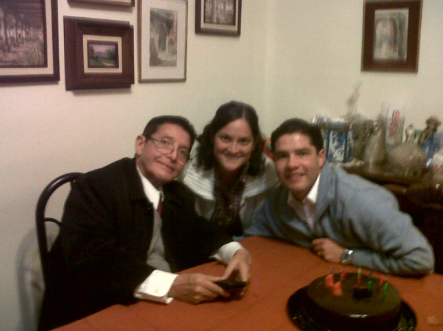 El señor Fernando con sus dos hijos consagrados: Rebeca y Jerónimo.