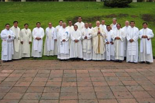 Foto al concluir la misa de clausura de los ejercicios espirituales. Con ellos, al centro, los P.P. John Walsh, y Rafael Jácome, L.L.C.C.