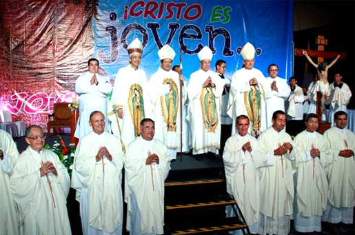 La misa de clausura estuvo presidida por el Card. Norberto Rivera (al centro con el báculo) junto con el Card. Óscar Andrés Rodríguez Maradiaga y flanqueados por los obispos Jorge Carlos Patrón (izquierda) y Pedro Pablo Elizondo (derecha).