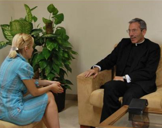 Plamena Petrova, de la «oficina de calidad», durante la entrevista al P. Jesús Villagrasa, L.C.