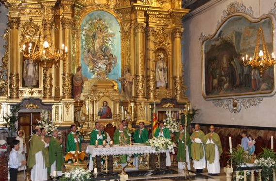 Mons. Carlos Osoro, arzobispo de Valencia, preside la misa dominical acompañado de varios padres legionarios de Cristo, entre ellos el P. Jesús María Delgado, L.C., director territorial de España.