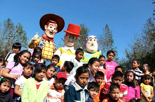 Los niños, para el festejo de “Reyes” se quisieron tomar la fotografía con sus personajes favoritos de “Toy Story”.