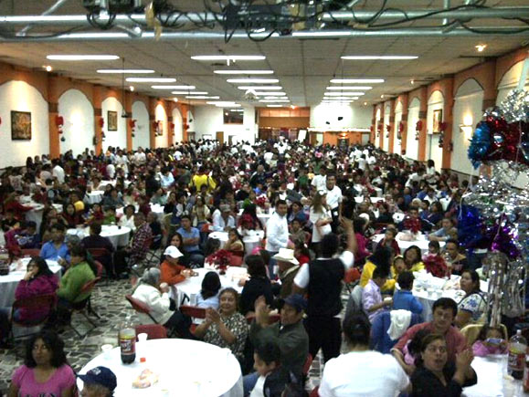 Cena de Navidad para 1,400 personas de escasos recursos de Xalapa y sus alrededores.