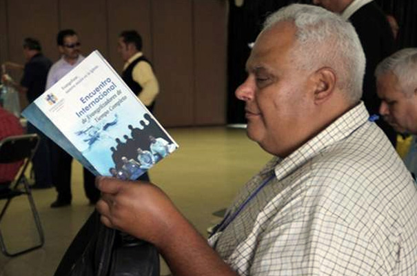 Un evangelizador hojeando el folleto que se les repartió para seguir las actividades del encuentro.