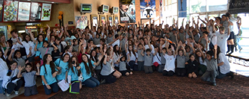 Voluntarios y niños antes de entrar a la película