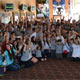 Voluntarios y ni&ntilde;os antes de entrar a la pel&iacute;cula