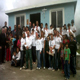 Il gruppo di �Famiglia Missionaria� dopo la benedizione della casa, edificata dai missionari in agosto 2012.