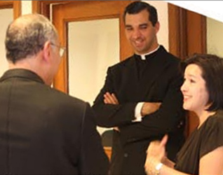 Angélica Fernández, directora del Colegio Everest Manila, conversa con el P. Óscar. A su lado se encuentra el P. Javier González, L.C., secretario territorial de Italia.