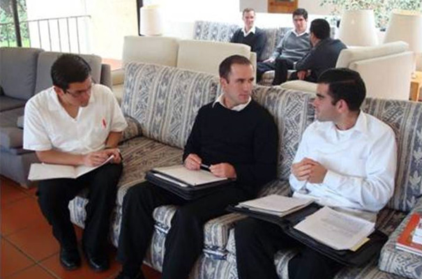Durante el cursillo de preparación, discuten y profundizan en temas que les ayudarán a trabajar para servir mejor a los demás.