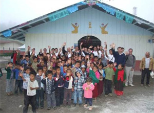 Religiosos legionarios de Cristo se preparan para su periodo de trabajo pastoral misionando con la gente.