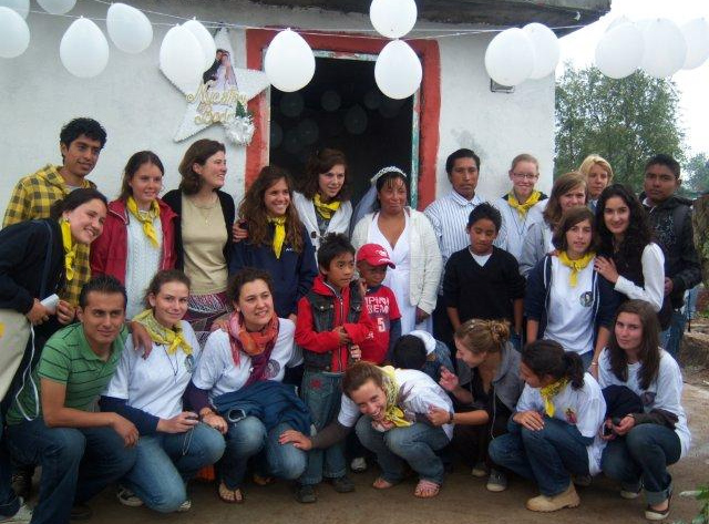 Les missionnaires accompagne des jeunes mari�s de la paroisse