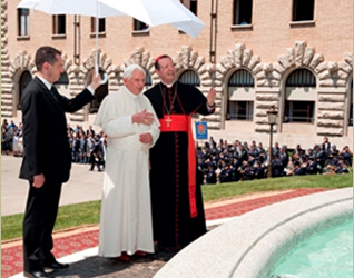 El Papa Benedicto XVI junto con el Card. Giovanni Lajolo observan la fuente de San José.