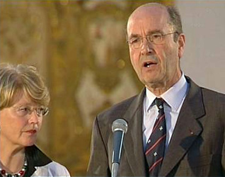 El Sr. Heereman comparte su testimonio ante los 15.000 sacerdotes reunidos en la Plaza de San Pedro, durante las vigilia de oración de la clausura del Año Sacerdotal.