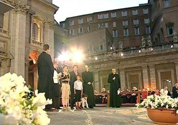 Los Sres. Heereman, junto con sus hijos y nietos, en la Plaza de San Pedro de Roma.
