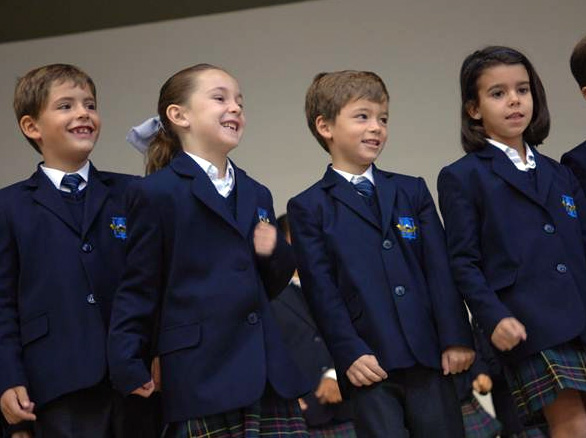 Algunos alumnos del Highlands School que estrenarán instalaciones el próximo curso.