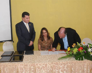 El Lic. Eugenio Grandío firma ante la Sra. Tonia Quiroz el contrato de asesoramiento por parte del sistema educativo de la Legión de Cristo y del Regnum Christi.