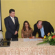 El Lic. Eugenio Grand&iacute;o firma ante la Sra. Tonia Quiroz el contrato de asesoramiento por parte del sistema educativo de la Legi&oacute;n de Cristo y del Regnum Christi.