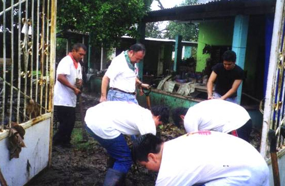 Juventud y Familia Misionera de Xalapa realizó trabajo de limpieza en la zona afectada.