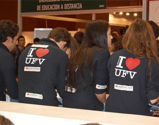 Alumnos de la Universidad Francisco de Vitoria en los stands de promoción de 2010.