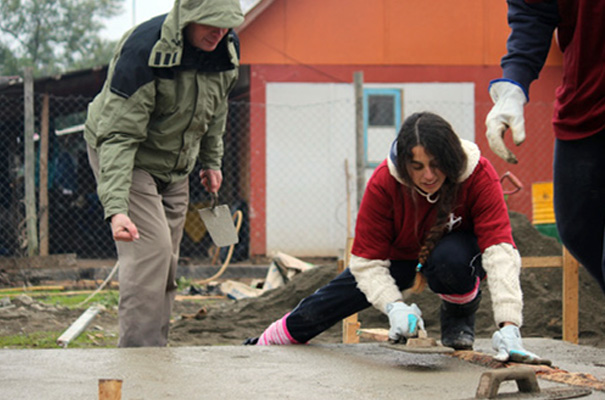 Jóvenes construyendo capillas en Chile, durante una parte de sus vacaciones.
