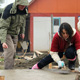 J&oacute;venes construyendo capillas en Chile, durante una parte de sus vacaciones.