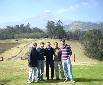 José Antonio Dávila (centro) con algunos jóvenes del Regnum Christi en Chilapa, Veracruz